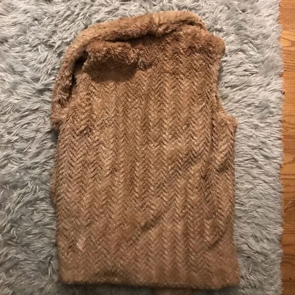 Macy’s Wildflower soft faux fur tan vest small - Picture 6 of 6